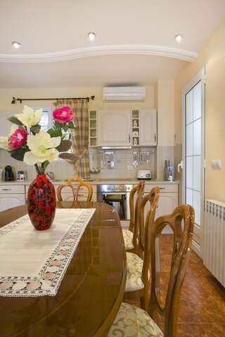 Апартаменты Apartments Royal Holiday Свети-Стефан Улучшенные апартаменты-16